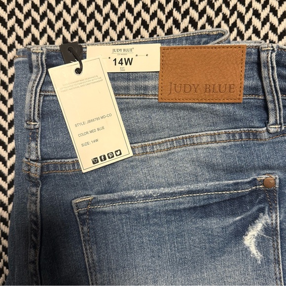 Judy Blue | Austin Distressed Straight Jeans High Rise - Picture 3 of 5